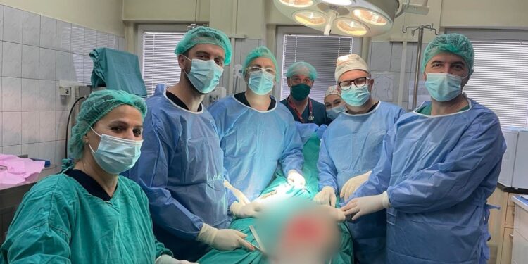 Në Spitalin e Gjilanit realizohet një ndërhyrje e rrallë kirurgjike, largohet tumori në gju