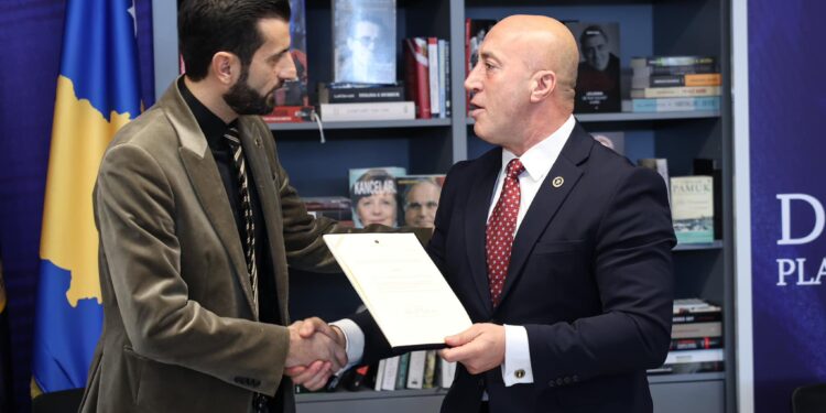 Demhasaj i bashkohet AAK-së