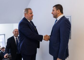 Krasniqi kërkon nga eurodeputeti Terras avokim për heqjen e masave ndaj Kosovës