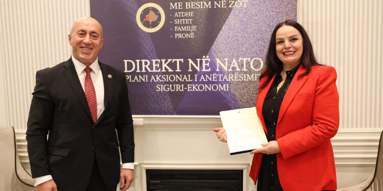 Emine Daci-Zejnullahu i bashkohet AAK-së