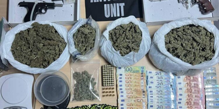 Arrestohet një person për shitje të substancave narkotike, një tjetër në arrati