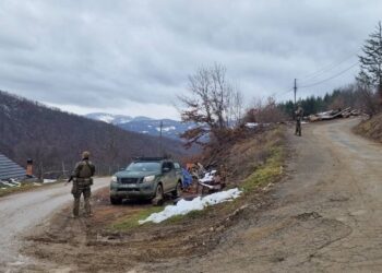 Ushtarët letonezë të KFOR-it patrullojnë në këmbë në Zubin Potok