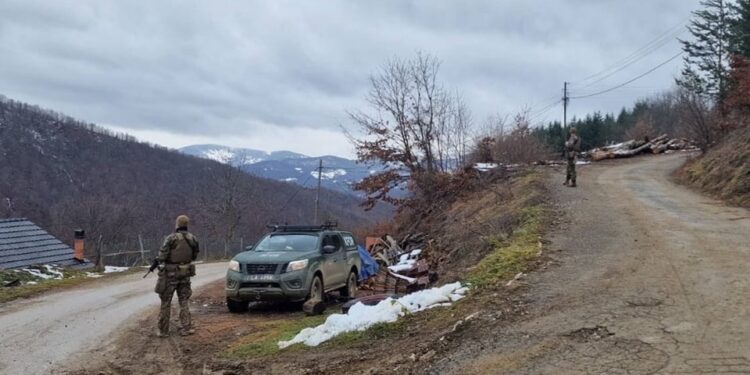 Ushtarët letonezë të KFOR-it patrullojnë në këmbë në Zubin Potok