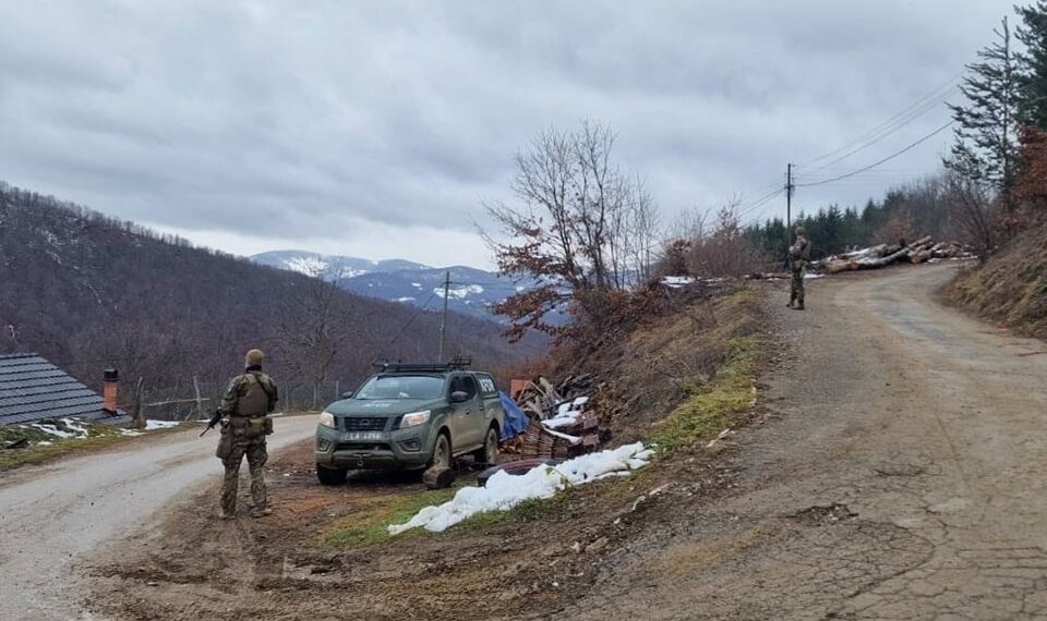 Ushtarët letonezë të KFOR-it patrullojnë në këmbë në Zubin Potok