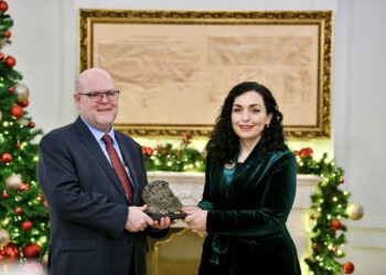 Osmani i dhuron Hovenierit një gur nga Trepça, si simbol i tokës së lirë