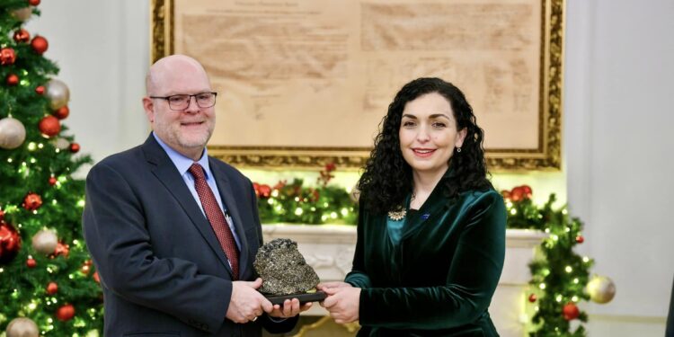 Osmani i dhuron Hovenierit një gur nga Trepça, si simbol i tokës së lirë