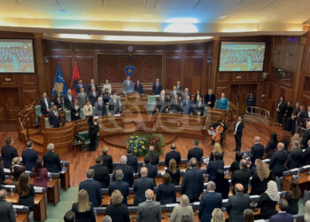 Mbledhja e përbashkët parlamentare nis me Himnin e Kosovës dhe atë kombëtar