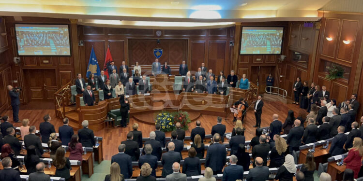 Mbledhja e përbashkët parlamentare nis me Himnin e Kosovës dhe atë kombëtar