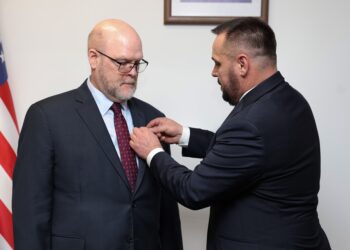 Maqedonci e dekoron Hovenier me medaljen për “Shërbim të Shquar”