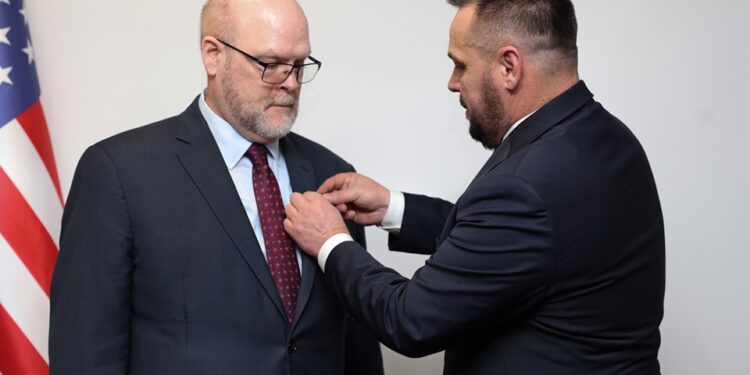 Maqedonci e dekoron Hovenier me medaljen për “Shërbim të Shquar”