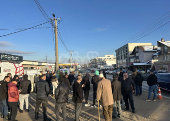 Banorët e Bibajt protestojnë për reduktimet e rrymës:Mërgimtarët po ndërprejnë pushimet
