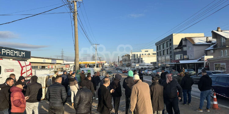 Banorët e Bibajt protestojnë për reduktimet e rrymës:Mërgimtarët po ndërprejnë pushimet