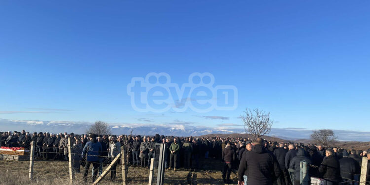 Qindra qytetarë morën pjesë në varrimin e Shehide Krasniqit, nëna e dy heronjve