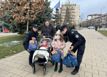 Policia në kryeqytet shpërndan dhurata për fëmijët në prag të festave të fundvitit