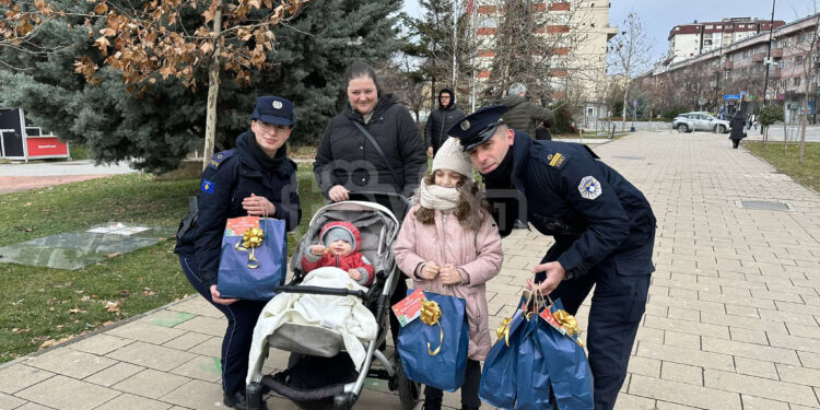Policia në kryeqytet shpërndan dhurata për fëmijët në prag të festave të fundvitit