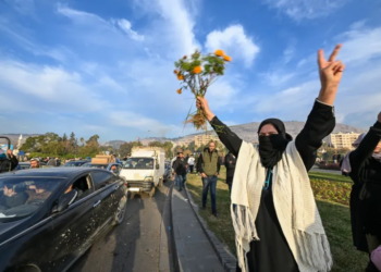 Sirianët festojnë rrëzimin e Assadit