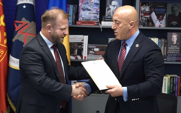 ​Haki Abazi kalon në AAK, zyrtarizohet kandidimi i tij për deputet