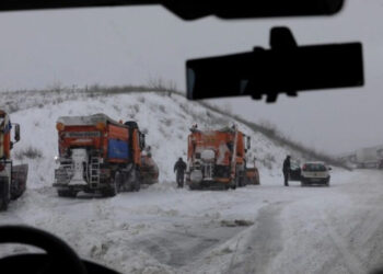 ​Evakuohen banorët në një fshat të Maqedonisë së Veriut të bllokuar nga bora
