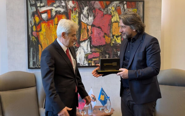 Rama i dhuron Ali Ahmetit “Çelësin e qytetit”