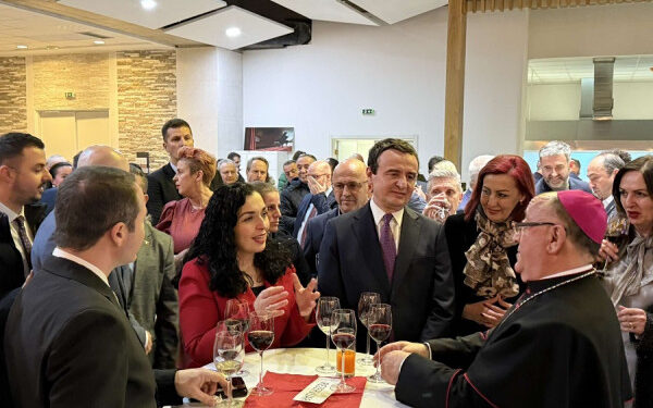 Dodë Gjergji përçon mesazh për paqe e dashuri