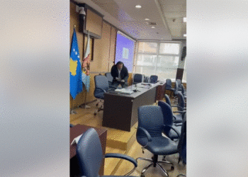 Asamblisti i LVV-së demolon sallën e mbledhjeve në Komunë të Prishtinës