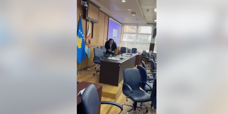 Asamblisti i LVV-së demolon sallën e mbledhjeve në Komunë të Prishtinës