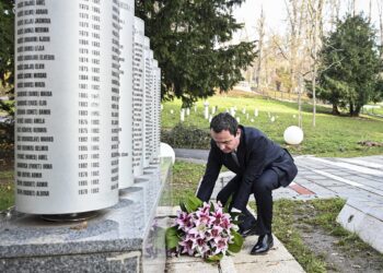 Kurti në Sarajevë vendos lule te Memoriali i Fëmijëve të Vrarë
