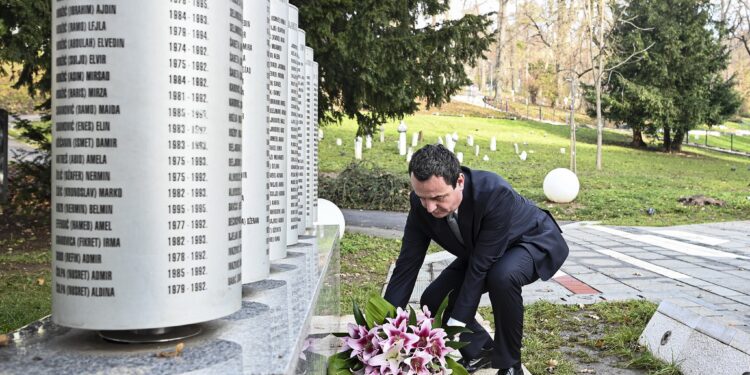 Kurti në Sarajevë vendos lule te Memoriali i Fëmijëve të Vrarë