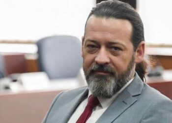 Dëmtoi mikrofonin e Komunës së Prishtinës, Sveçla ndalohet për 48 orë