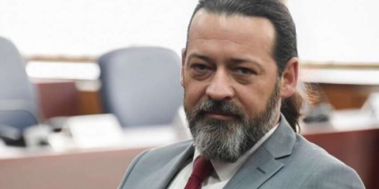 Dëmtoi mikrofonin e Komunës së Prishtinës, Sveçla ndalohet për 48 orë