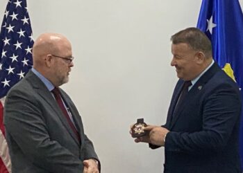 “Jeffrey Hovenier 007”, mirënjohja që Hoxha i dha ambasadorit amerikan