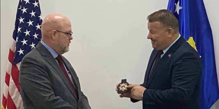 “Jeffrey Hovenier 007”, mirënjohja që Hoxha i dha ambasadorit amerikan