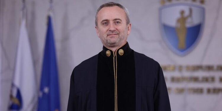 Kush është kryegjykatësi i Kushtetueses?