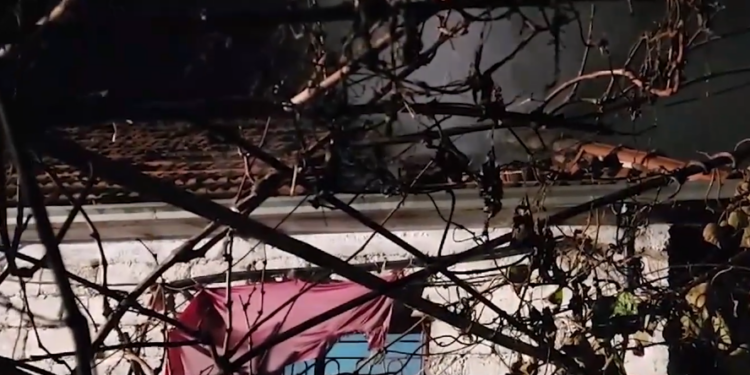 Vdes një 80-vjeçar si pasojë e zjarrit në një banesë në Shkodër