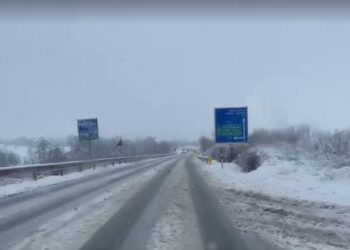 Vështirësi në qarkullim pas reshjeve të borës, ministria thotë se rrugët janë të kalueshme