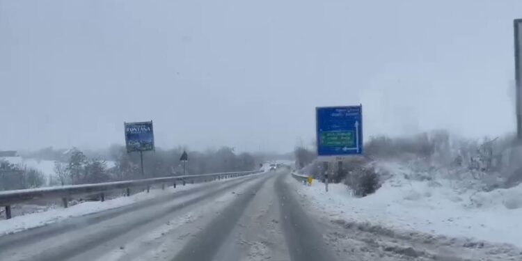 Vështirësi në qarkullim pas reshjeve të borës, ministria thotë se rrugët janë të kalueshme