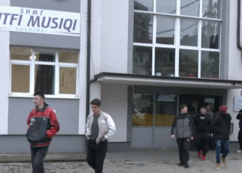 Ndalohet përdorimi i telefonave në shkolla në Vushtrri