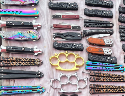 Policia sekuestron 66 mjete të mprehta, boksa metali e shufër metalike në Pejë