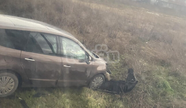 Dy persona të lënduar në aksidentin mes dy veturave në magjistralen Ferizaj-Prishtinë