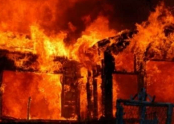 Përfshihet nga zjarri një stallë me ushqim bagëtish në Skenderaj