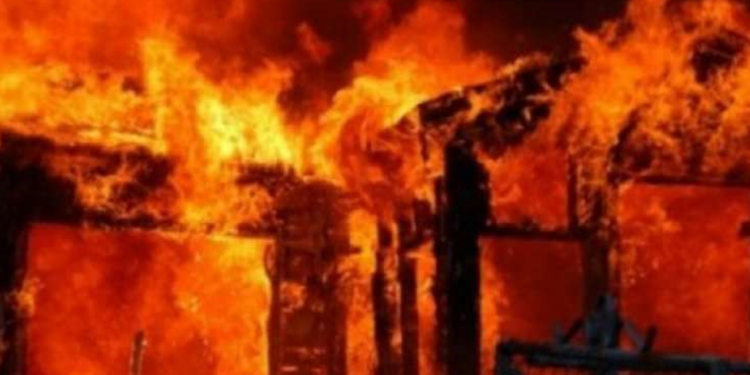 Përfshihet nga zjarri një stallë me ushqim bagëtish në Skenderaj