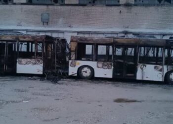 Tiranë, digjen tre autobusë të parkuar