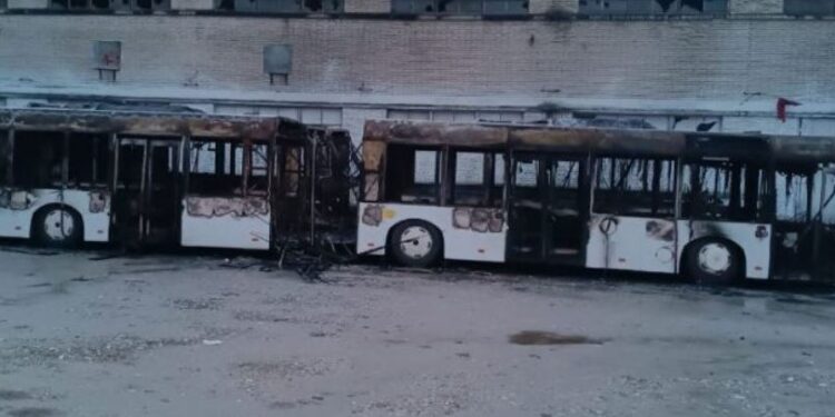 Tiranë, digjen tre autobusë të parkuar