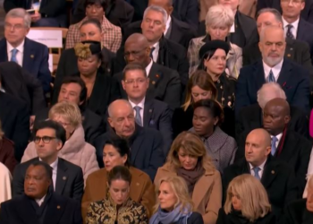 Rama ndan pamje nga ceremonia e hapjes së Katedrales Notre Dam