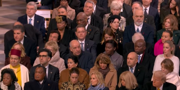 Rama ndan pamje nga ceremonia e hapjes së Katedrales Notre Dam