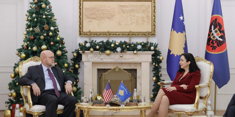 Osmani e dekoron Hovenierin me Urdhrin “Dr. Ibrahim Rugova”