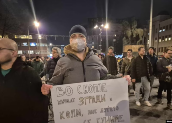 Qindra njerëz protestojnë kundër ndotjes së ajrit në Shkup