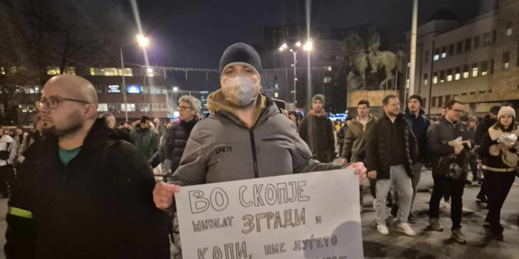 Qindra njerëz protestojnë kundër ndotjes së ajrit në Shkup