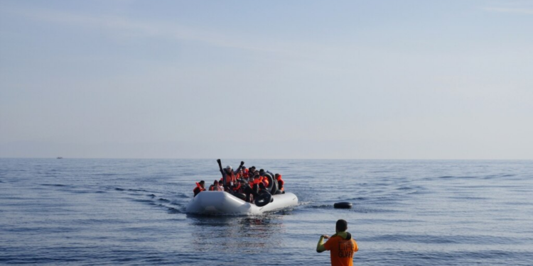 Pesë persona të vdekur pas fundosjes së anijes me migrantë në brigjet greke