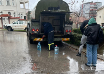 Shërbimi i ujit me cisterna vazhdon edhe sot në Mitrovicën e Veriut